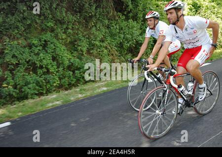 EXKLUSIV. Der französische Tennisspieler Arnaud Clement und der französische ehemalige Radsportmeister Richard Virenque nehmen am 4th. Juli 2005 am karitativen Rennen "L'Etape du Coeur" vor der Tour de France 5 zwischen Tours und Blois für den Verein "Mecenat Chirurgie Cardiaque" Teil. Foto von Nicolas Gouhier/Cameleon/ABACAPRESS.COM Stockfoto