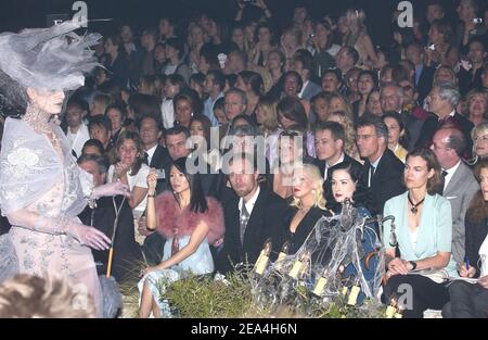 (L-R) Zhang Ziyi, Christina Aguilera und Dita von Teese besuchen die Christian Dior Haute-Couture Herbst-Winter 2005-2006 Sammlungspräsentation in Paris, Frankreich, 6. Juli 2005. Foto von Klein-Nebinger/ABACA Stockfoto