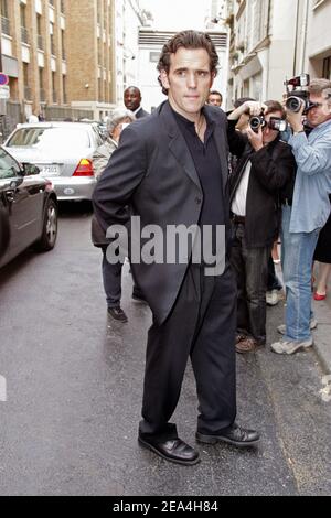 DER US-Schauspieler Matt Dillon kommt am 6. Juli 2005 zur Präsentation der Kollektion Giorgio Armani Herbst-Winter Haute-Couture 2005-2006 in Paris, Frankreich. Foto von Pierre Suu/ABACAPRESS.COM Stockfoto