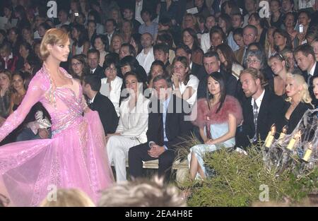 Zhang Ziyi, Christina Aguilera und Dita von Teese besuchen die Christian Dior Haute-Couture Herbst-Winter 2005-2006 Sammlungspräsentation in Paris, Frankreich, 6. Juli 2005. Foto von Klein-Nebinger/ABACA Stockfoto