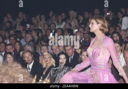 (L-R) Zhang Ziyi, Christina Aguilera und Dita von Teese besuchen die Christian Dior Haute-Couture Herbst-Winter 2005-2006 Sammlungspräsentation in Paris, Frankreich, 6. Juli 2005. Foto von Klein-Nebinger/ABACAPRESS.COM Stockfoto