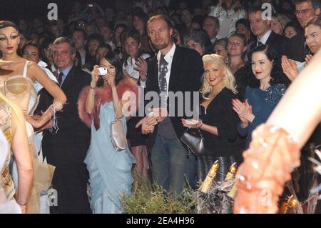 (L-r) Zhang Ziyi, Christina Aguilera und Dita von Teese besuchen die Christian Dior Haute-Couture Herbst-Winter 2005-2006 Sammlungspräsentation in Paris, Frankreich, 6. Juli 2005. Foto von Klein-Nebinger/ABACAPRESS.COM Stockfoto