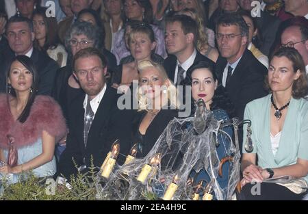 (L-R) Zhang Ziyi, Christina Aguilera und Dita von Teese besuchen die Christian Dior Haute-Couture Herbst-Winter 2005-2006 Sammlungspräsentation in Paris, Frankreich, 6. Juli 2005. Foto von Klein-Nebinger/ABACAPRESS.COM Stockfoto