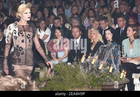 (L-R) Zhang Ziyi, Christina Aguilera und Dita von Teese besuchen die Christian Dior Haute-Couture Herbst-Winter 2005-2006 Sammlungspräsentation in Paris, Frankreich, 6. Juli 2005. Foto von Klein-Nebinger/ABACAPRESS.COM Stockfoto