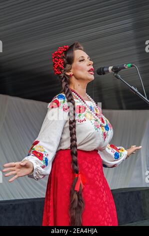 Schauspielerin in traditioneller ukrainischer Tracht singen emotional und sinnlich auf Folklore-Festival. Dnipro, Ukraine - 21. August 2020 Stockfoto
