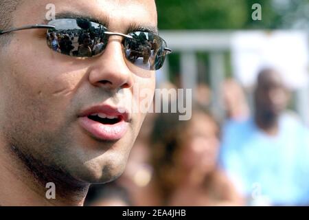 EXKLUSIV. Tony Parker von NBA-Champion San Antonio Spurs besucht am 10. Juli 2005 eine Streetball-Demonstration in Paris, Frankreich, im Rahmen des von Nike organisierten 'Quai 54 Streetball Tournament'. Foto von Mousse/ABACAPRESS.COM. Stockfoto