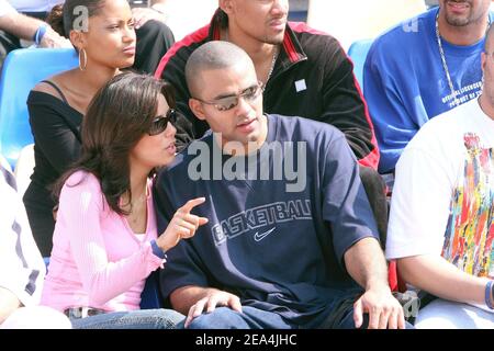 EXKLUSIV. NBA-Champion San Antonio Spurs' Tony Parker mit seiner Freundin, US-Schauspielerin Eva Longoria ("Desperate Housewives"), während einer Streetball-Demonstration in Paris, Frankreich, am 10. Juli 2005, im Rahmen des "Quai 54 Streetball Tournament" von Nike organisiert. Foto von Mousse/ABACAPRESS.COM. Stockfoto