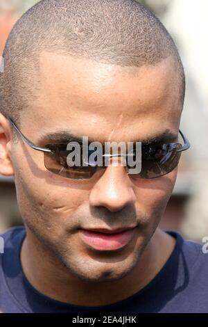 EXKLUSIV. Tony Parker von NBA-Champion San Antonio Spurs besucht am 10. Juli 2005 eine Streetball-Demonstration in Paris, Frankreich, im Rahmen des von Nike organisierten 'Quai 54 Streetball Tournament'. Foto von Mousse/ABACAPRESS.COM. Stockfoto