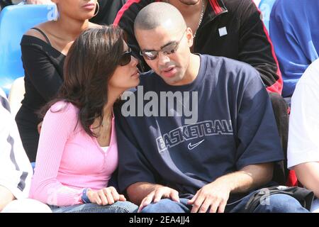 EXKLUSIV. NBA-Champion San Antonio Spurs' Tony Parker mit seiner Freundin, US-Schauspielerin Eva Longoria ("Desperate Housewives"), während einer Streetball-Demonstration in Paris, Frankreich, am 10. Juli 2005, im Rahmen des "Quai 54 Streetball Tournament" von Nike organisiert. Foto von Mousse/ABACAPRESS.COM. Stockfoto