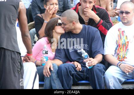 EXKLUSIV. NBA-Champion San Antonio Spurs' Tony Parker mit seiner Freundin, US-Schauspielerin Eva Longoria ("Desperate Housewives"), während einer Streetball-Demonstration in Paris, Frankreich, am 10. Juli 2005, im Rahmen des "Quai 54 Streetball Tournament" von Nike organisiert. Foto von Mousse/ABACAPRESS.COM. Stockfoto