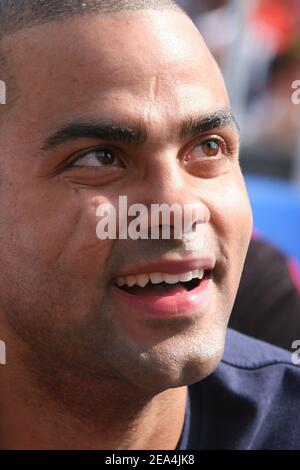 EXKLUSIV. Tony Parker von NBA-Champion San Antonio Spurs besucht am 10. Juli 2005 eine Streetball-Demonstration in Paris, Frankreich, im Rahmen des von Nike organisierten 'Quai 54 Streetball Tournament'. Foto von Mousse/ABACAPRESS.COM. Stockfoto