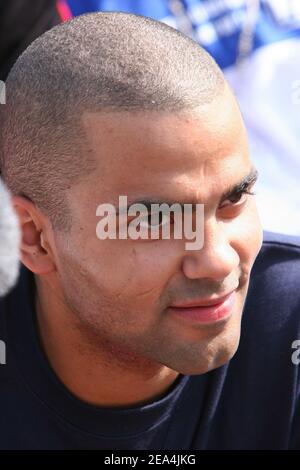 EXKLUSIV. Tony Parker von NBA-Champion San Antonio Spurs besucht am 10. Juli 2005 eine Streetball-Demonstration in Paris, Frankreich, im Rahmen des von Nike organisierten 'Quai 54 Streetball Tournament'. Foto von Mousse/ABACAPRESS.COM. Stockfoto