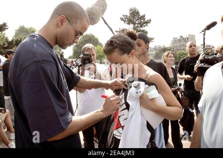 EXKLUSIV. Tony Parker, NBA-Champion San Antonio Spurs, signiert Autogramme, als er am 10. Juli 2005 an einer Streetball-Demonstration in Paris, Frankreich, im Rahmen des von Nike organisierten 'Quai 54 Streetball Tournament' teilnimmt. Foto von Mousse/ABACAPRESS.COM. Stockfoto