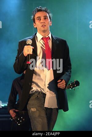 Der französische Sänger Damien Saez konzertiert während der Solidays im Hippodrome de Longchamps in Paris, Frankreich, 9. Juli 2005. Foto: Bruno Klein/ABACAPRESS.COM Stockfoto