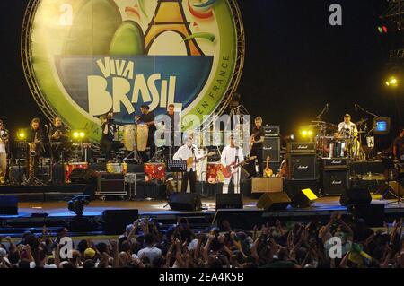 Brasiliens Kulturminister und Musiklegende Gilberto Gil tritt am 13. Juli 2005 bei einem brasilianischen Konzert auf dem Place De La Bastille im Rahmen der Feier des Bastille-Tages in Paris-Frankreich auf. Foto von Giancarlo Gorassini/Abacapress.COM Stockfoto