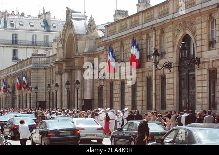 Gäste stehen am 14. Juli 2005 vor dem Elysée-Palast in Paris in der Schlange, um an der traditionellen Gartenparty teilzunehmen, die von Präsident Jacques Chirac im Rahmen der Feierlichkeiten zum Tag der Bastille veranstaltet wird. Foto von Klein-Nebinger-Mousse/ABACAPRESS.COM Stockfoto