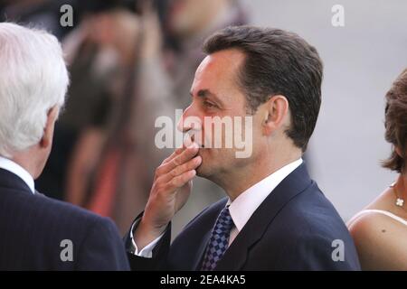 Der französische Innenminister Nicolas Sarkozy bei der Militärparade entlang der Champs Elysees anlässlich des Bastille-Tages in Paris, Frankreich, am Donnerstag, dem 14. Juli 2005. Foto von Nebinger-Mousse-Klein/ABACAPRESS.COM Stockfoto