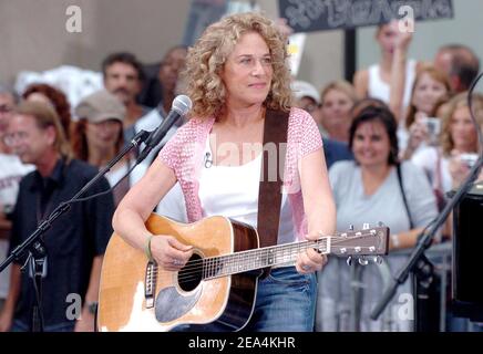 Die Sängerin und Songwriterin Carole King tritt am 15. Juli 2005 bei der Today Show Summer Concert Series von NBC im Rockefeller Center in New York, NY, auf. Foto von Slaven Vlasic/ABACA Stockfoto