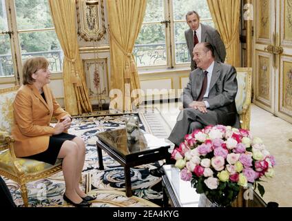 Die deutsche CDU-Vorsitzende Angela Merkel trifft sich am 19. Juli 2005 mit dem französischen Präsidenten Jacques Chirac im Elysée-Palast in Paris. Foto von Mousse/ABACAPRESS.COM Stockfoto