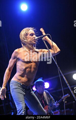 DER US-Sänger Iggy Pop alias 'The Iguana', Pate des Punk Rock und amerikanischen Heavy Metal, tritt mit seiner berühmten Band 'The Stooges' am 20. Juli 2005 beim 'La Voix du Gaou' Festival in Six Fours-le Brusc, Südfrankreich, auf. Foto von Gerald Holubowicz/ABACAPRESS.COM Stockfoto