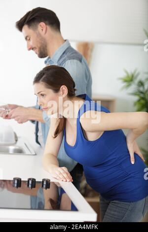 Schwangere Frau mit Rückenschmerzen Stockfoto