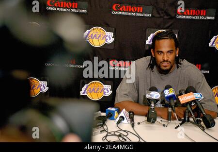 Los Angeles Lakers zweite Runde Entwurf Pick Ronny Turiaf hielt eine Pressekonferenz über die bevorstehende Operation am offenen Herzen, um eine lebensbedrohliche Erkrankung zu korrigieren. Los Angeles, 22nd. Juli 2005. Foto von Lionel Hahn/ABACAPRESS.COM Stockfoto