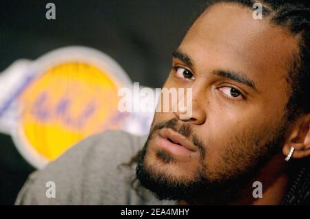 Los Angeles Lakers zweite Runde Entwurf Pick Ronny Turiaf hielt eine Pressekonferenz über die bevorstehende Operation am offenen Herzen, um eine lebensbedrohliche Erkrankung zu korrigieren. Los Angeles, 22nd. Juli 2005. Foto von Lionel Hahn/ABACAPRESS.COM Stockfoto