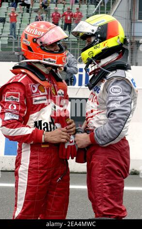 Die Schumacher-Brüder Michael (l.) und Ralph beim Großen Preis von Deutschland am 24. Juli 2005 in Hockenheim. Foto von Thierry Gromik/ABACAPRESS.COM Stockfoto