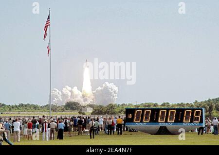 In einen klaren blauen Himmel Space Shuttle Discovery hebt am 26. Juli 2005 um 10:39 Uhr EDT von Launch Pad 39B auf der historischen Return to Flight Mission STS-114 im Kennedy Space Center in Cape Canaveral, FL, USA ab. Es ist der 114th Space Shuttle Flug und der 31st für Discovery. Die 12-tägige Mission wird voraussichtlich am 7. August mit einem Touchdown in der Shuttle Landing Facility enden. Foto NASA/KSC via ABACAPRESS.COM. Stockfoto