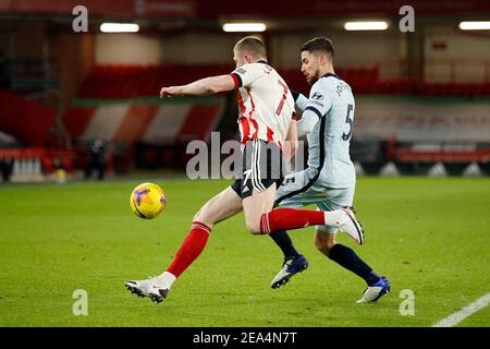 SHEFFIELD, ENGLAND, 7th. FEBRUAR: Chelseas Jorginho fordert Sheffields John Lundstram während des Premier League-Spiels zwischen Sheffield United und Chelsea in der Bramall Lane, Sheffield am Sonntag, 7th. Februar 2021. (Kredit: Chris Donnelly, MI News) Kredit: MI Nachrichten & Sport /Alamy Live Nachrichten Stockfoto