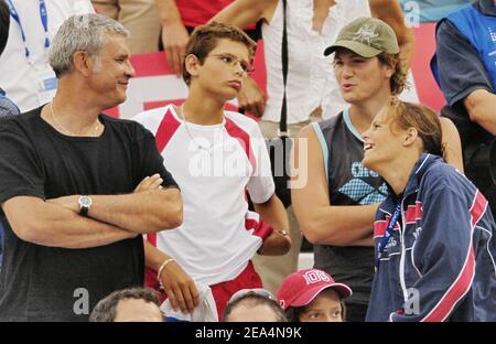 Die französische Schwimmerin Laure Manaudou mit ihrem Freund Pierre Henri, ihrem Vater und ihrem Bruder nehmen am 26. Juli 2005 an den FINA-Weltmeisterschaften in Montreal, Kanada, Teil. Foto von Nicolas Gouhier/ABACAPRESS.COM Stockfoto