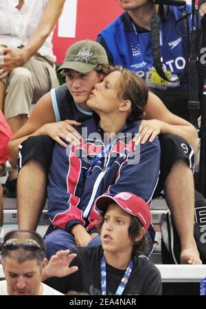 Die französische Schwimmerin Laure Manaudou und ihr Freund Pierre Henri nehmen am 26. Juli 2005 an der FINA-Weltmeisterschaft in Montreal, Kanada, Teil. Foto von Nicolas Gouhier/ABACAPRESS.COM Stockfoto