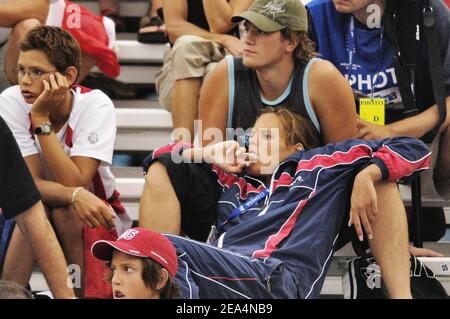 Die französische Schwimmerin Laure Manaudou mit ihrem Freund Pierre Henri, ihrem Vater und ihrem Bruder nehmen am 26. Juli 2005 an den FINA-Weltmeisterschaften in Montreal, Kanada, Teil. Foto von Nicolas Gouhier/ABACAPRESS.COM Stockfoto