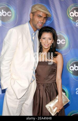 NBA-Spieler Tony Parker und seine Freundin, US-Schauspielerin und "Desperate Housewives"-Star Eva Longoria, besuchen die ABC Television 2005 Summer Press Tour All-Star Party im Abby Club in West Hollywood, Los Angeles, CA, USA, am 27. Juli 2005. Foto von Lionel Hahn/ABACAPRESS.COM. Stockfoto