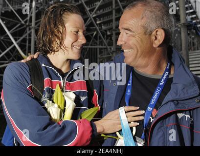 Solenne Figues gewinnt mit ihrem Trainer Frederic Baralle die Goldmedaille auf 200 m Freistil der Frauen während der XI FINA World Championships im Parc Jean-Drapeau, Montreal, Quebec, Kanada, am 27. Juli 2005. Foto von Nicolas Gouhier/CAMELEON/ABACAPRESS.COM Stockfoto