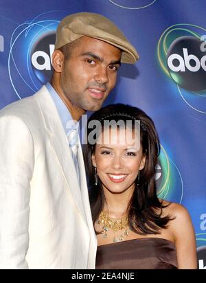 NBA-Spieler Tony Parker und seine Freundin, US-Schauspielerin und "Desperate Housewives"-Star Eva Longoria, besuchen die ABC Television 2005 Summer Press Tour All-Star Party im Abby Club in West Hollywood, Los Angeles, CA, USA, am 27. Juli 2005. Foto von Lionel Hahn/ABACAPRESS.COM. Stockfoto