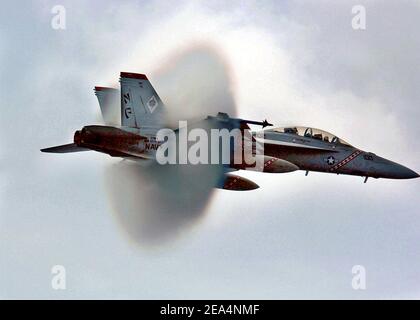 'A F/A-18F Super Hornet from VFA-102'' Fighting Diamondbacks'' bricht am 27. Juli 2005 die Schallmauer neben der USS Kitty Hawk (CV-63) an einem unbekannten Ort. Die Diamondbacks sind eine der neun Staffeln und Abteilungen, aus denen Carrier Air Wing (CVW) 5 besteht, die an Bord von Kitty Hawk einschifft und dauerhaft an der Naval Air Facility Atsugi, Japan, eingesetzt werden. PHOTO USN ÜBER ABACAPRESS;COM' Stockfoto