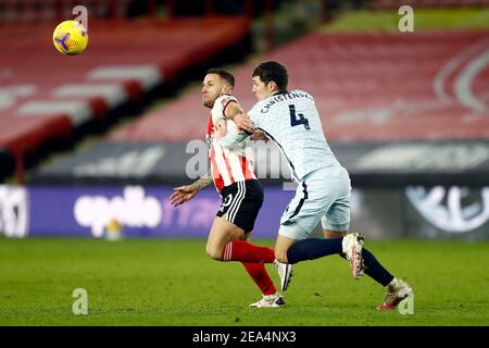 SHEFFIELD, ENGLAND, 7th. FEBRUAR: Sheffields Billy Sharp kämpft mit Chelseas Andreas Christiensen während des Premier League-Spiels zwischen Sheffield United und Chelsea in der Bramall Lane, Sheffield am Sonntag, 7th. Februar 2021. (Kredit: Chris Donnelly, MI News) Kredit: MI Nachrichten & Sport /Alamy Live Nachrichten Stockfoto