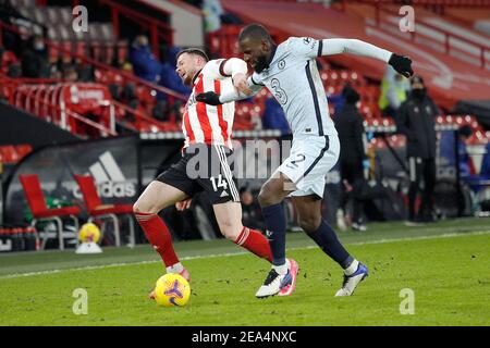 SHEFFIELD, ENGLAND, 7th. FEBRUAR: Sheffields Ole Burke kämpft mit Chelseas Antonio Rudiger während des Premier League-Spiels zwischen Sheffield United und Chelsea in der Bramall Lane, Sheffield am Sonntag, 7th. Februar 2021. (Kredit: Chris Donnelly, MI News) Kredit: MI Nachrichten & Sport /Alamy Live Nachrichten Stockfoto