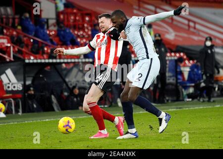 SHEFFIELD, ENGLAND, 7th. FEBRUAR: Sheffields Ole Burke kämpft mit Chelseas Antonio Rudiger während des Premier League-Spiels zwischen Sheffield United und Chelsea in der Bramall Lane, Sheffield am Sonntag, 7th. Februar 2021. (Kredit: Chris Donnelly, MI News) Kredit: MI Nachrichten & Sport /Alamy Live Nachrichten Stockfoto