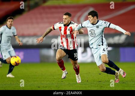 SHEFFIELD, ENGLAND, 7th. FEBRUAR: Sheffields Billy Sharp kämpft mit Chelseas Andreas Christiensen während des Premier League-Spiels zwischen Sheffield United und Chelsea in der Bramall Lane, Sheffield am Sonntag, 7th. Februar 2021. (Kredit: Chris Donnelly, MI News) Kredit: MI Nachrichten & Sport /Alamy Live Nachrichten Stockfoto