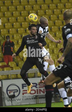 Nicola Sansone (Bologna)Andrea Conti (Parma) während der italienischen 'Serie EIN Spiel zwischen Parma 0-3 Bologna im Ennio Tardini Stadion am 07. Februar 2021 in Parma, Italien. Quelle: Maurizio Borsari/AFLO/Alamy Live News Stockfoto