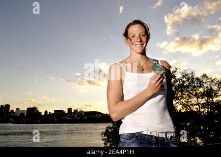 Die französische Solenne-Figur mit ihrer Goldmedaille, die sie bei der 200-Meter-Freistil-Weltmeisterschaft der Damen bei den XI FINA World Aquatics Championships gewonnen hat, posiert am 29. Juli 2005 in Montreal, Kanada. Foto von Nicolas Gouhier/CAMELEON/ABACAPRESS.COM Stockfoto