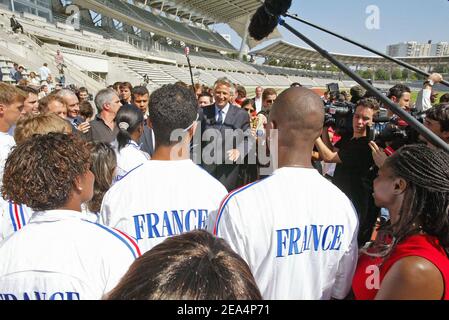 Der französische Premierminister Dominique de Villepin mit dem Sportminister Jean-Francois Lamour und dem Präsidenten des französischen Leichtathletik-Verbandes Bernard Amsalem besucht am 2. August 2005 die Athleten des französischen Leichtathletik-Teams im Charletty-Stadion in Paris, Frankreich, Um sie vor den IAAF-Weltmeisterschaften 2005 zu ermutigen, die vom 6. Bis 14. August in Helsinki, Finnland, stattfinden werden. Foto von Laurent Zabulon/Cameleon/ABACAPRESS.COM. Stockfoto