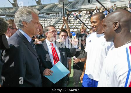 Der französische Premierminister Dominique de Villepin mit dem Sportminister Jean-Francois Lamour und dem Präsidenten des französischen Leichtathletik-Verbandes Bernard Amsalem besucht am 2. August 2005 die Athleten des französischen Leichtathletik-Teams im Charletty-Stadion in Paris, Frankreich, Um sie vor den IAAF-Weltmeisterschaften 2005 zu ermutigen, die vom 6. Bis 14. August in Helsinki, Finnland, stattfinden werden. Foto von Laurent Zabulon/Cameleon/ABACAPRESS.COM. Stockfoto