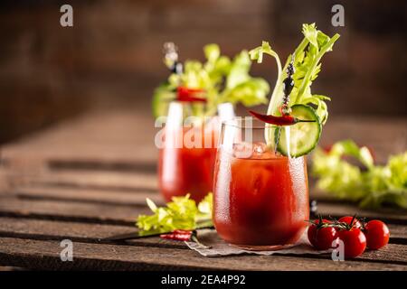 Blutiger oder jungfräulicher mary-Cocktail in einer Tasse mit Sellerie-Sticks und Kirschtomaten serviert. Stockfoto