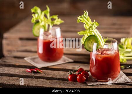 Blutiger oder jungfräulicher mary-Cocktail in einer Tasse mit Sellerie-Sticks und Kirschtomaten serviert. Stockfoto