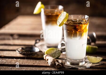 Dunkler und stürmischer Highball-Cocktail, serviert als Longdrink mit Rum, frischem Limettensaft und Ingwerbier. Stockfoto