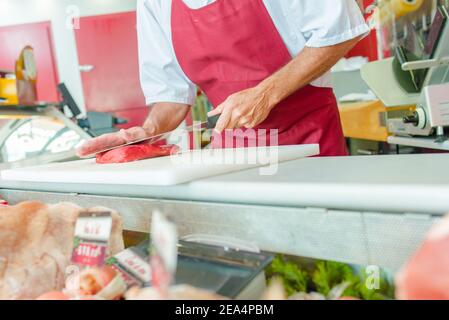 Ein Metzger zartet Rindfleisch Stockfoto