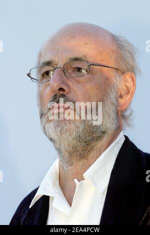 Der französische Regisseur Bertrand Blier beim Festival 'A Director in the City', das am 2. August 2005 in Nimes, Südfrankreich, im Rahmen einer besonderen Hommage an sich und seinen Vater, den verstorbenen Schauspieler Bernard Blier, stattfand. Foto von Gerald Holubowicz/ABACAPRESS.COM. Stockfoto